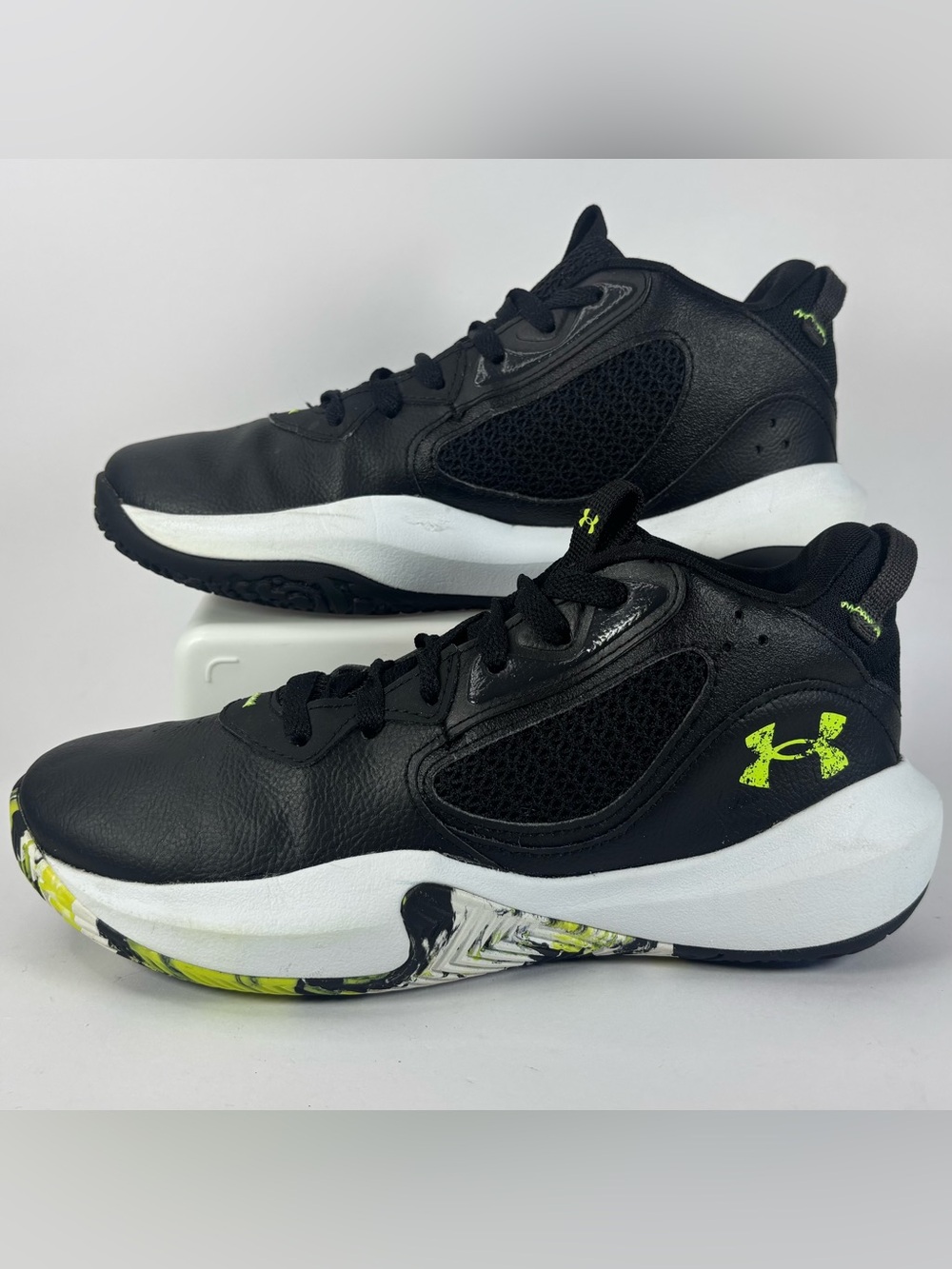 Under Armour Basketball Shoes 7Y /Women’s 8.5 Black White Neon Green 3025817-004